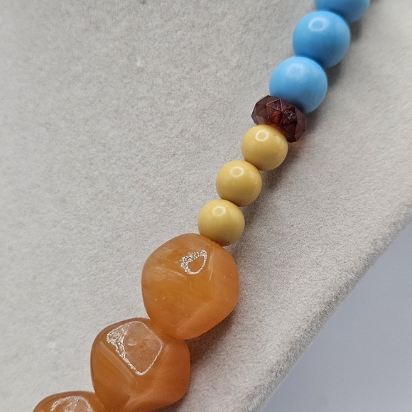 VINATGE Carnelian and Plastic Chunky Beaded Statement Necklace - Picture 4 of 6